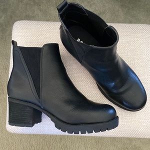 MIA size 9 Chelsea boot never worn